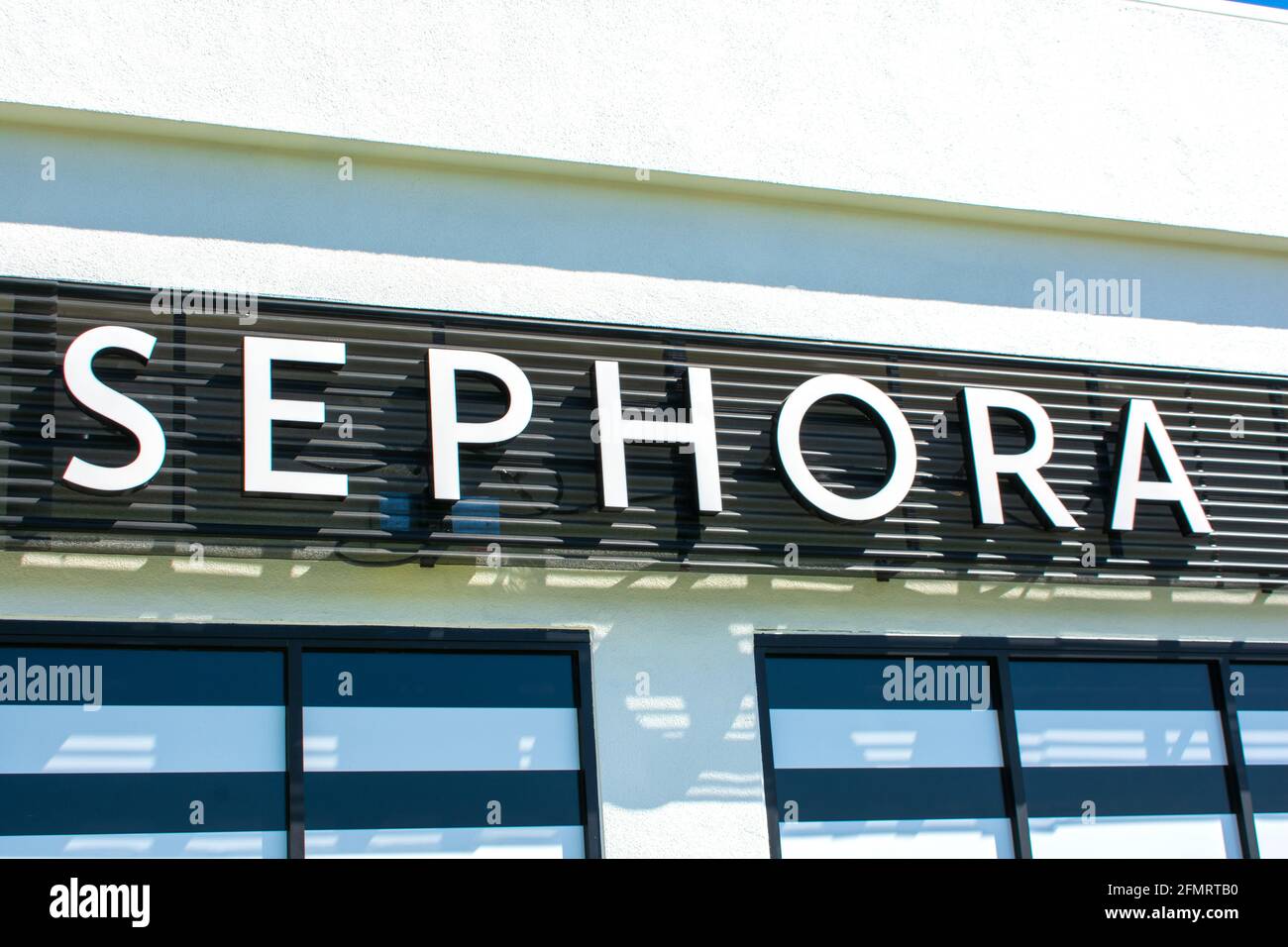 Segno di Sephora sulla vendita al dettaglio di prodotti per la cura personale e di bellezza negozio - San Jose California, Stati Uniti d'America - 2021 Foto Stock