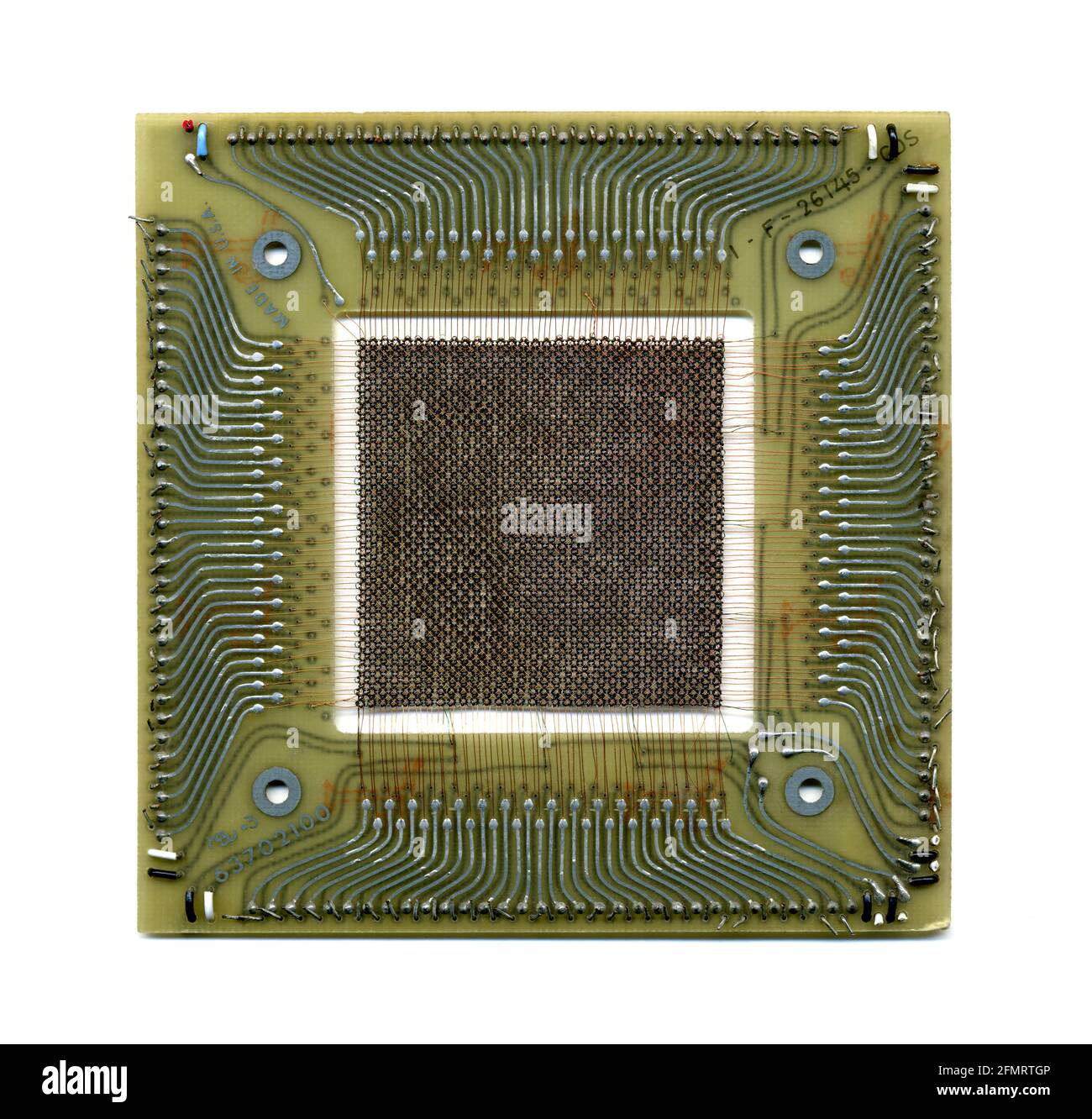 Memoria di base di un computer degli anni '70, 1 KB di memoria, fatta a mano, con piccoli anelli di ferrite. Con la stampa 'made in U.S.A.' nell'angolo superiore sinistro. Foto Stock