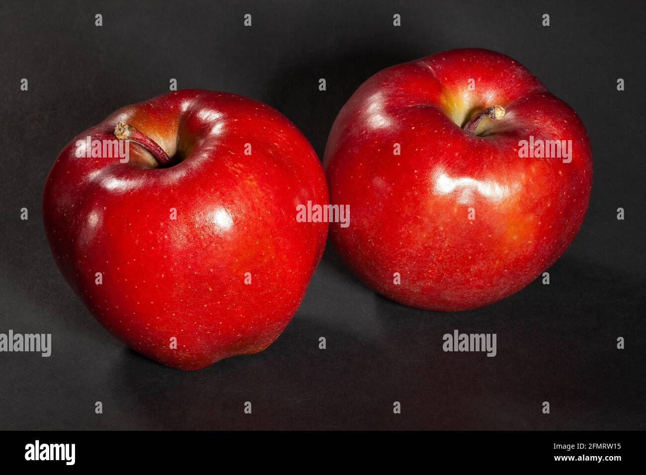 mela rossa deliziosa su sfondo nero Foto Stock