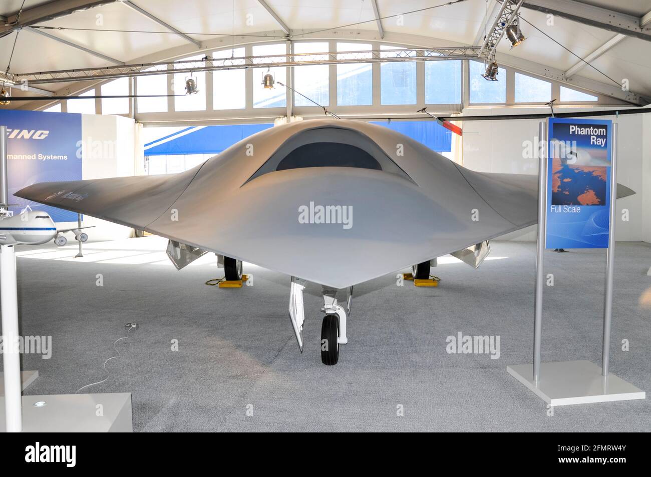 Boeing Phantom Ray UCAV al Farnborough International Airshow 2010, Regno Unito. Veicolo aereo da combattimento furtivo senza equipaggio (UCAV) dal design ad ala volante Foto Stock