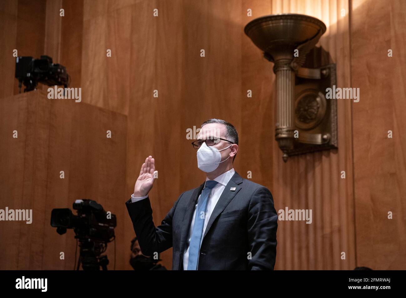Brandon Wales, direttore dell'Agenzia per la sicurezza informatica e delle infrastrutture presso il Dipartimento per la sicurezza interna (DHS) degli Stati Uniti, è giurato di testimoniare dinanzi al Comitato per la sicurezza interna e gli affari governativi del Senato a Washington, DC, USA, martedì 11 maggio, 2021. L'audizione è intitolata 'prevenzione, risposta e recupero: Migliorare la sicurezza informatica federale post-SolarWinds.' Credit: Sarah Silbiger/Pool via CNP /MediaPunch Foto Stock