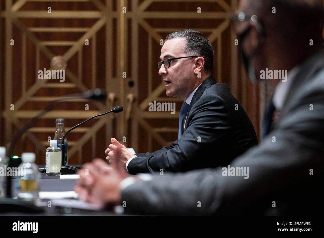 Brandon Wales, direttore dell'Agenzia per la sicurezza informatica e delle infrastrutture presso il Dipartimento per la sicurezza interna (DHS) degli Stati Uniti, interviene durante un'audizione del Comitato per la sicurezza interna e gli affari governativi del Senato a Washington, DC, USA, martedì 11 maggio, 2021. L'audizione è intitolata 'prevenzione, risposta e recupero: Migliorare la sicurezza informatica federale post-SolarWinds.' Credit: Sarah Silbiger/Pool via CNP /MediaPunch Foto Stock