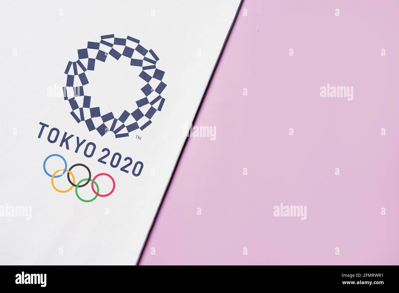 Tashkent, Uzbekistan - 4 marzo 2021: 2020 Olimpiadi estive logotipo sulla salvietta bianca con spazio per la copia Foto Stock