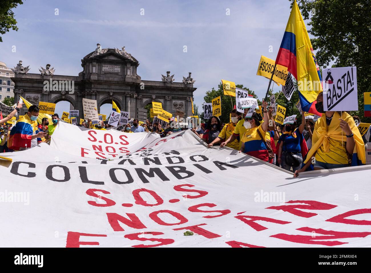 Madrid, Spagna, 8th maggio 2021. I manifestanti partecipano a una manifestazione a sostegno dei cittadini colombiani che combattono la violenta repressione delle proteste anti-governative Foto Stock