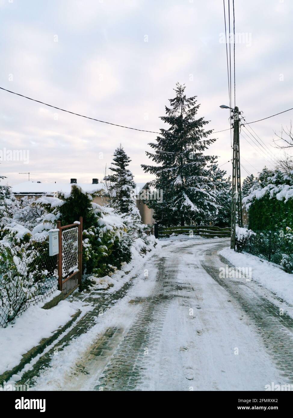 Winter Wonderland, piccole strade delle montagne polacche, neve sugli alberi, grandangolo, vista verticale e orizzontale, Foto Stock