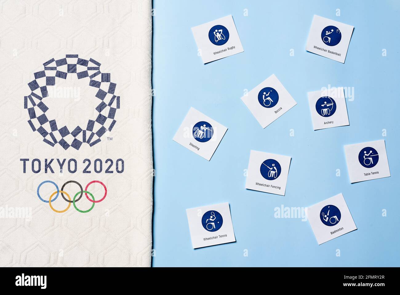 Tashkent, Uzbekistan - 4 marzo 2021: 2020 Paralimpiadi estive. Tokyo 2020 Giochi Paralimpici con icone di pittogrammi su sfondo blu brillante Foto Stock