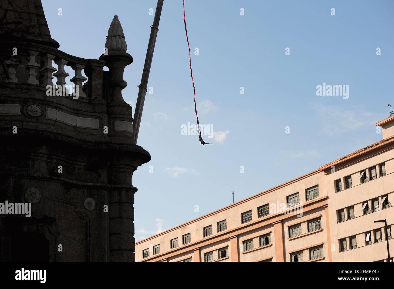 Brasile – 12 agosto 2016: La gente scende al viale Olimpico di Rio per godersi le attrazioni giornaliere. Molti avevano osato affrontare il bungee jump di Nissan. Foto Stock
