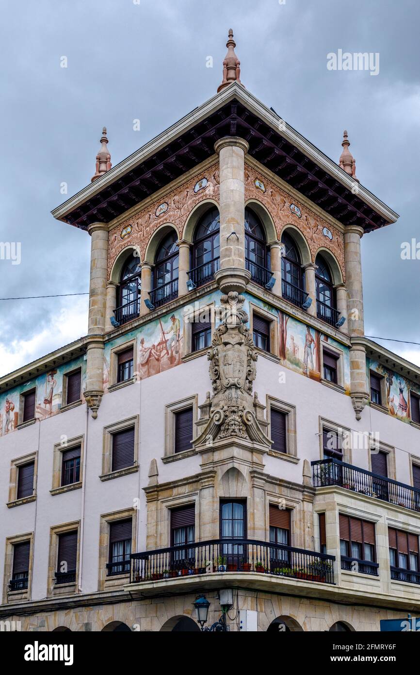 Guernica, Spagna - 09 aprile 2018: Antica casa in stile classico a Guernica. Decorato con dipinti e sculture. Foto Stock