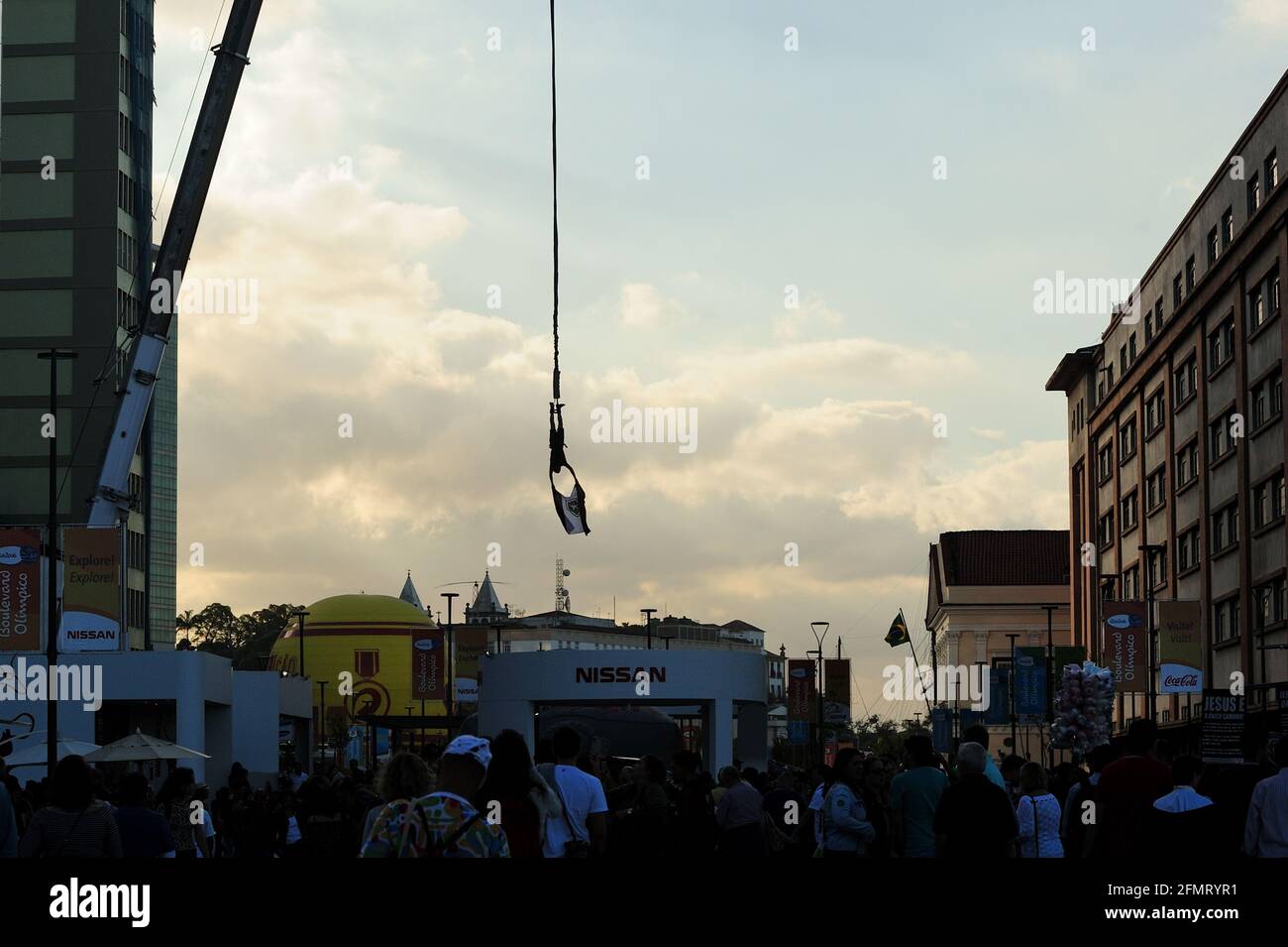 Brasile – 12 agosto 2016: La gente scende al viale Olimpico di Rio per godersi le attrazioni giornaliere. Molti avevano osato affrontare il bungee jump di Nissan. Foto Stock