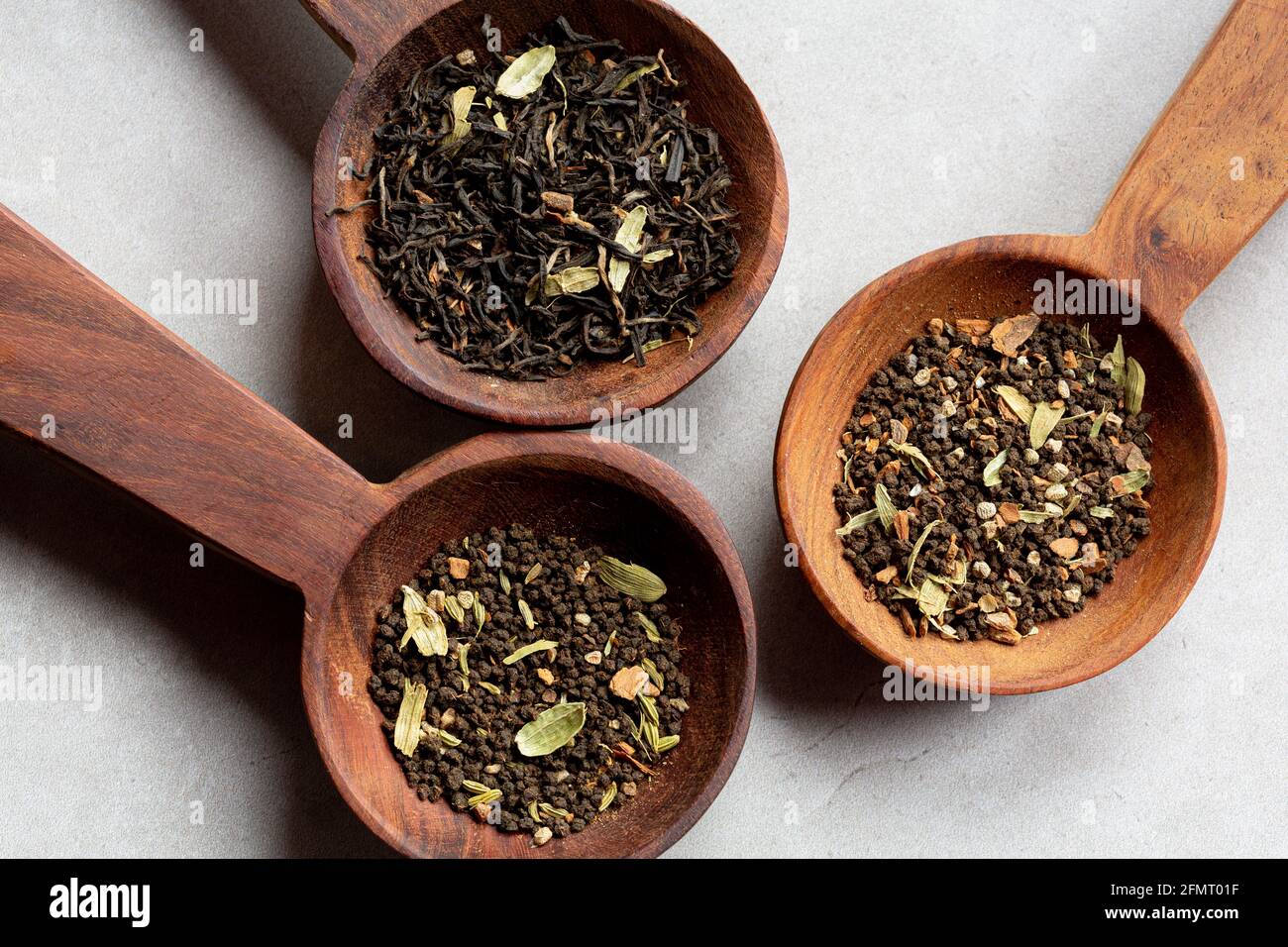 Direttamente sopra shot di varietà di foglie di tè masala chai in ciotole Foto Stock