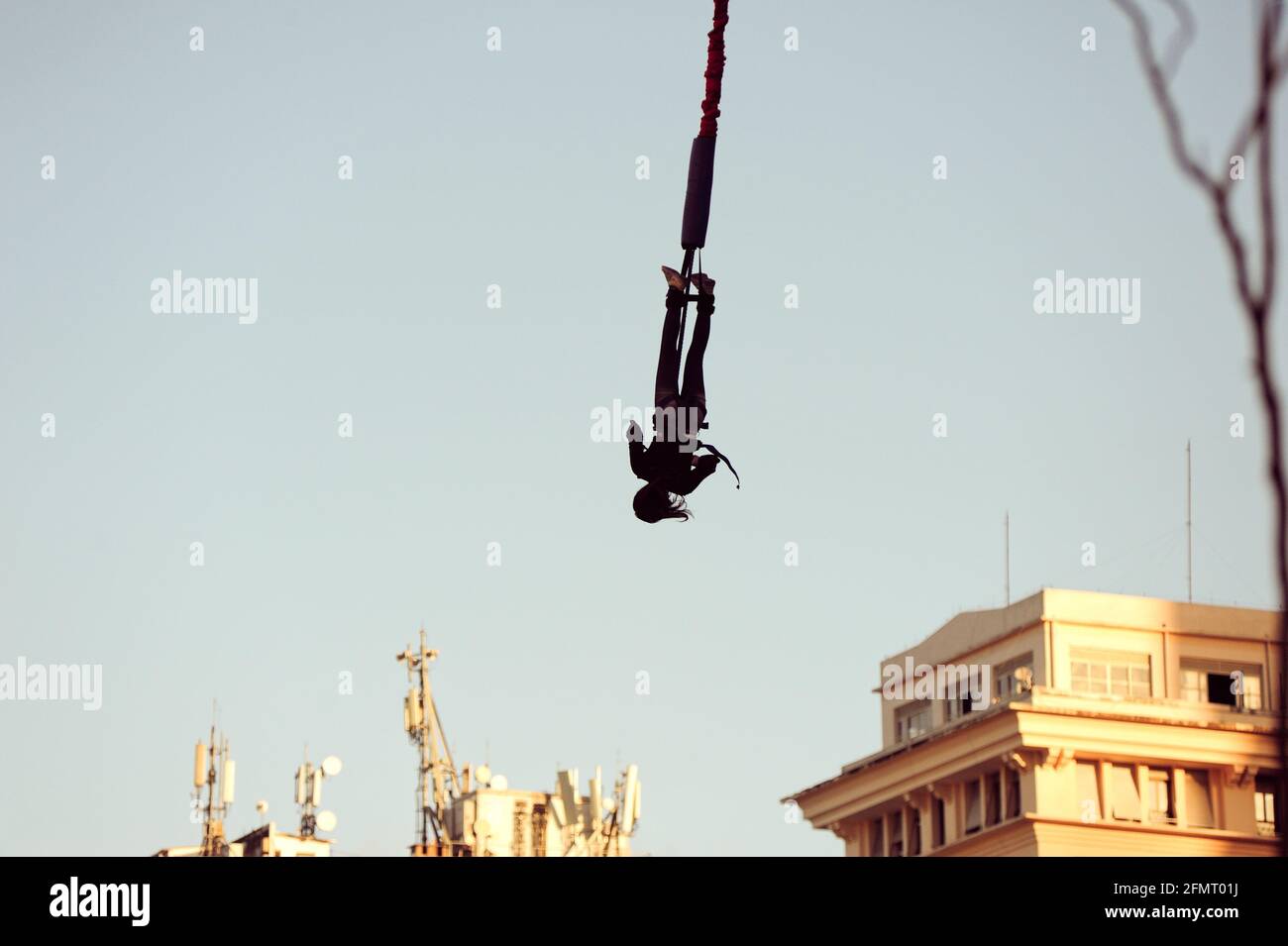 Brasile – 12 agosto 2016: La gente scende al viale Olimpico di Rio per godersi le attrazioni giornaliere. Molti avevano osato affrontare il bungee jump di Nissan. Foto Stock
