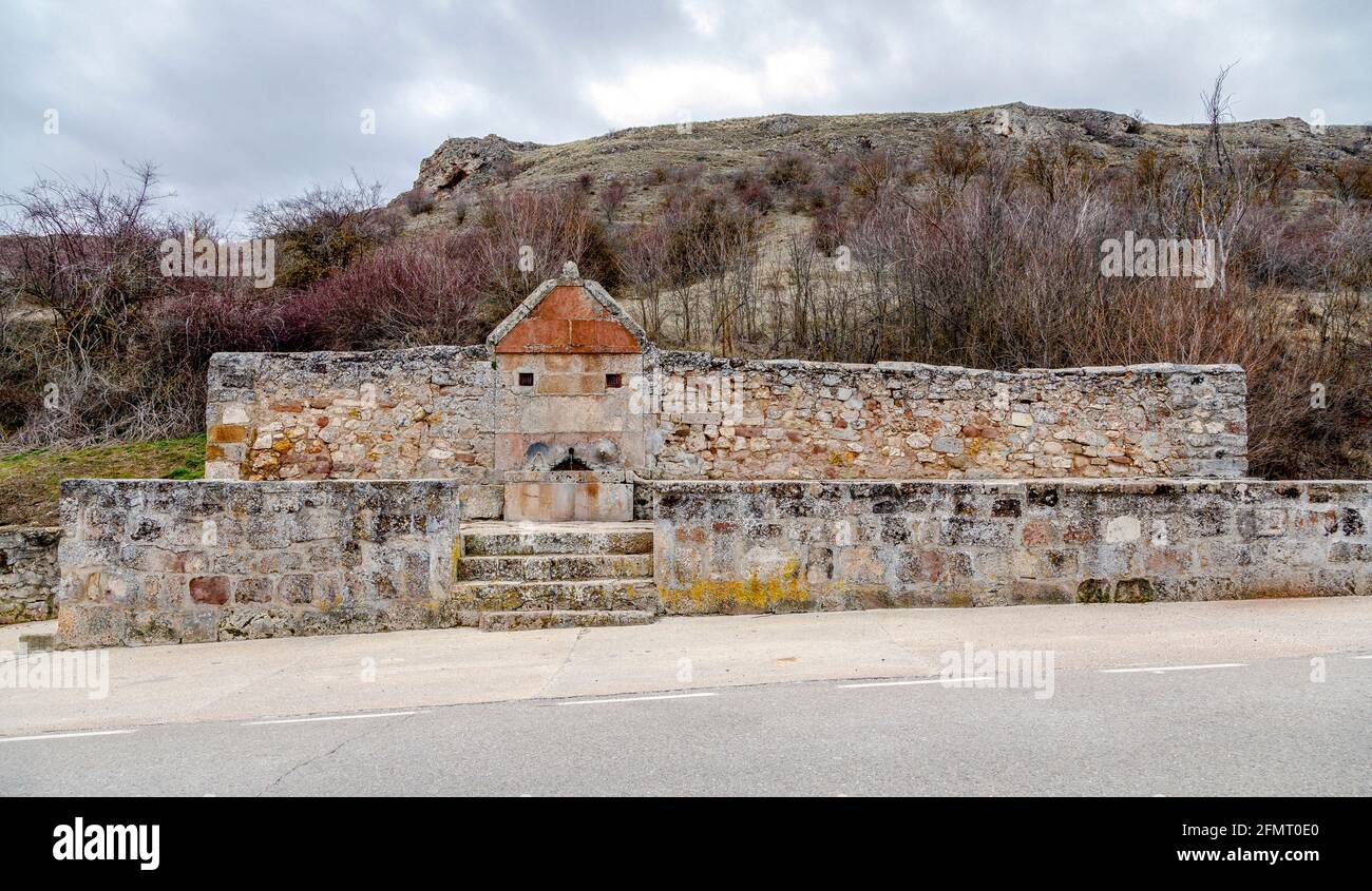 Fonte del canale pubblico di acqua potabile nella barahona autostrada Medinaceli, Soria Spagna Foto Stock