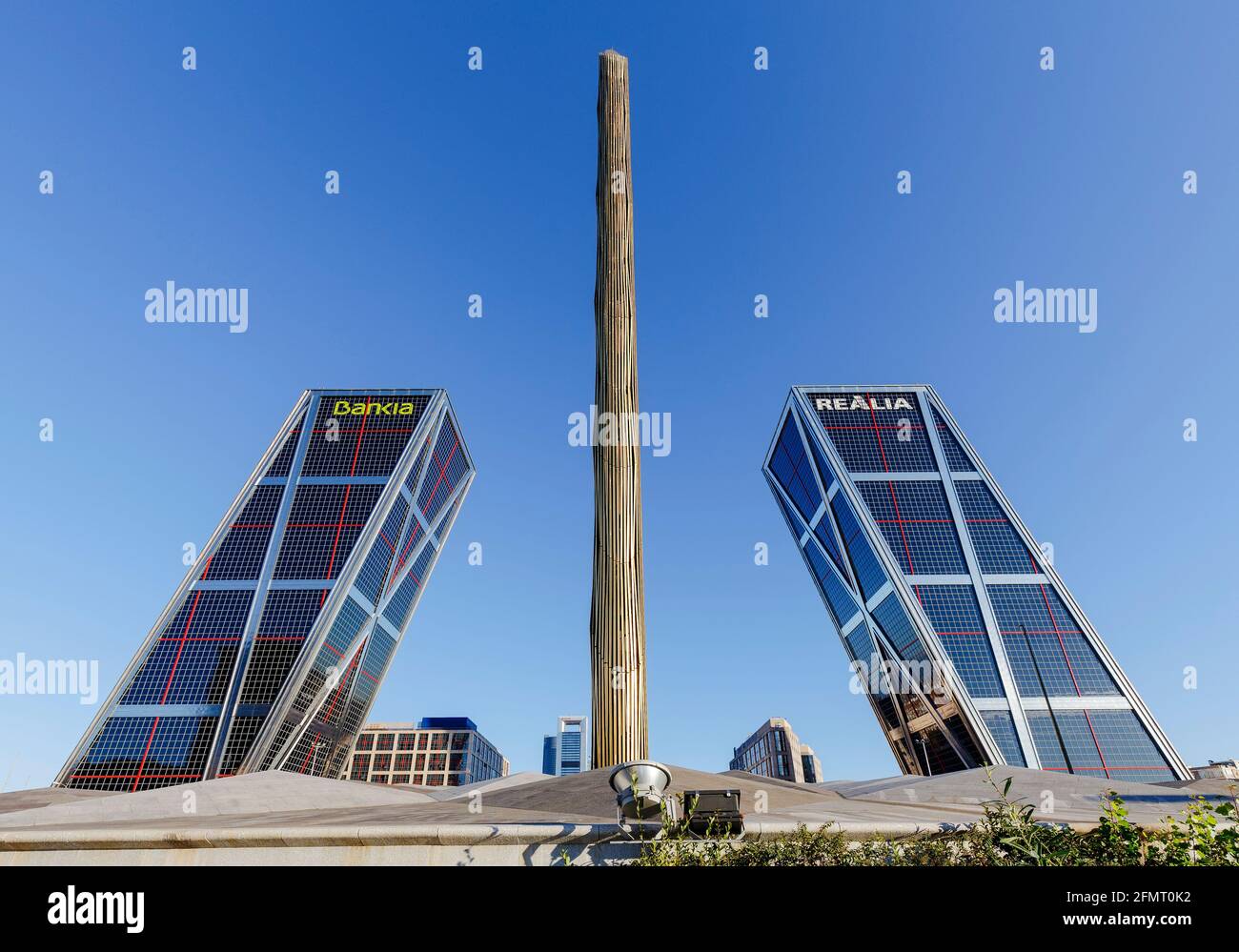 Madrid, Spagna - 28 novembre 2015: Le torri della porta d'Europa, note anche come Torri KIO (Torres KIO), sono due edifici di uffici a Madrid. Le torri ha Foto Stock