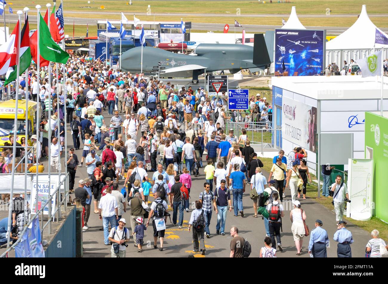 Visitatori del Farnborough International Airshow 2010, Regno Unito. Persone che partecipano all'evento. Famiglie in arrivo per il giorno pubblico dello spettacolo aereo. Costruzione temporanea Foto Stock