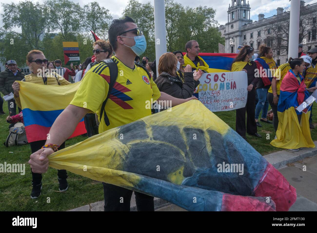 Londra, Regno Unito. 11 Maggio 2021. I colombiani protestano in Piazza del Parlamento contro gli attacchi violenti in corso da parte di polizia e paramilitari contro civili che hanno ucciso almeno 47 persone con molte sparizioni e arresti arbitrari e feriti molti altri. Peter Marshall/Alamy Live News Foto Stock