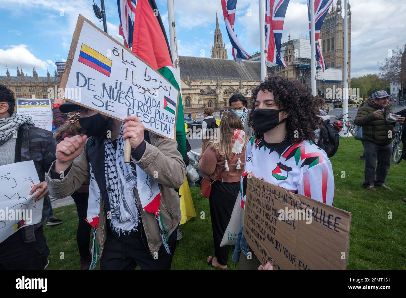 Londra, Regno Unito. 11 Maggio 2021. I colombiani protestano in Piazza del Parlamento contro gli attacchi violenti in corso da parte di polizia e paramilitari contro civili che hanno ucciso almeno 47 persone con molte sparizioni e arresti arbitrari e feriti molti altri. Peter Marshall/Alamy Live News Foto Stock