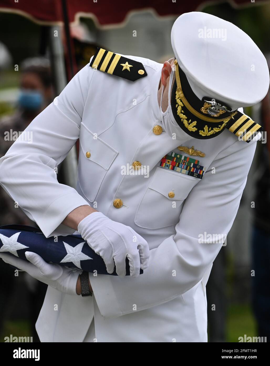 Swoyersville, Stati Uniti. 11 Maggio 2021. Un membro del servizio della Marina che indossa una maschera controlla la bandiera americana prima di darla alla famiglia. (Foto di Aimee Dilger/SOPA Images/Sipa USA) Credit: Sipa USA/Alamy Live News Foto Stock