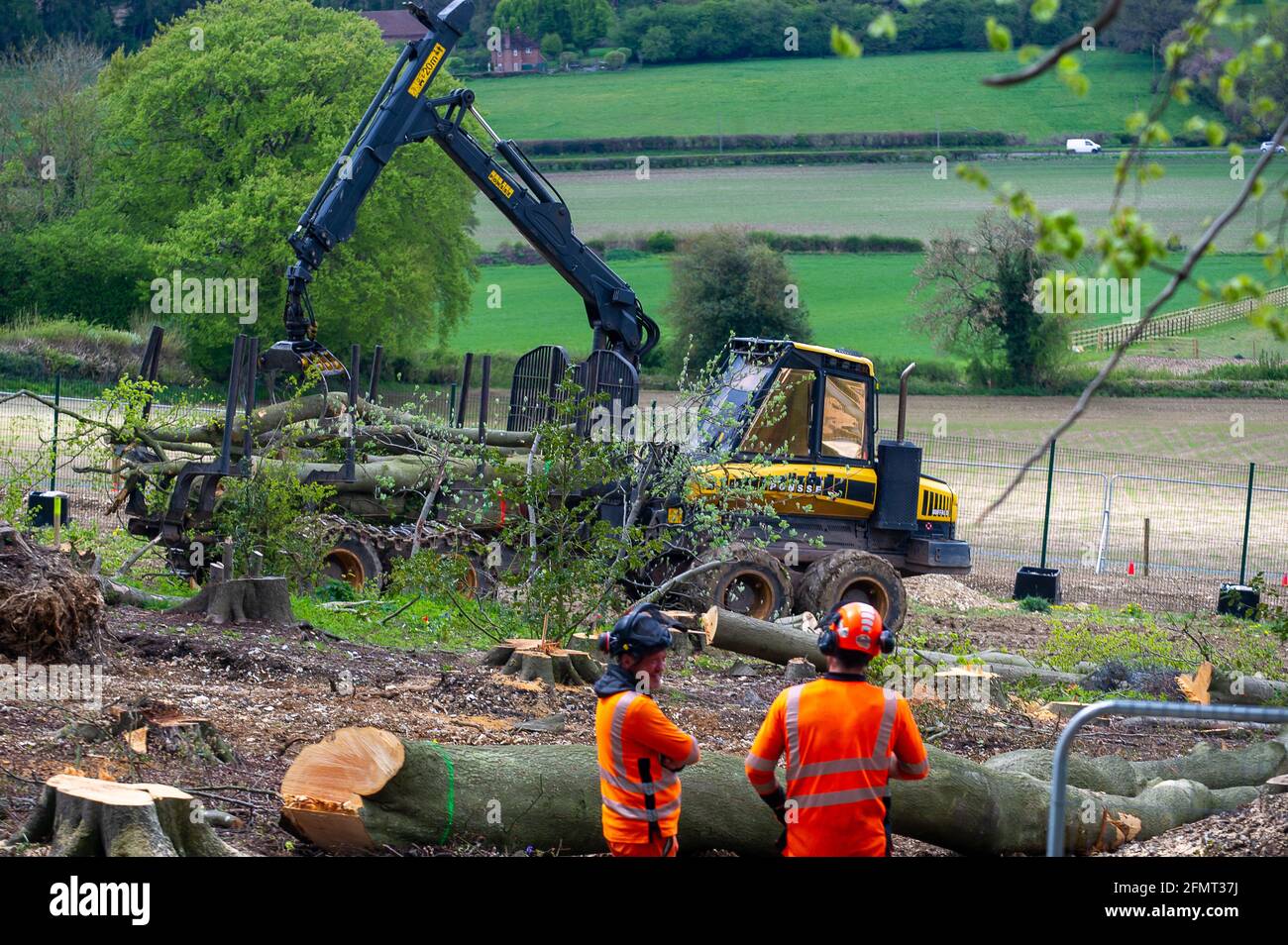 Aylesbury vale, Buckinghamshire, Regno Unito. 11 Maggio 2021. Thames Valley Police sono stati chiamati da Stop HS2 dimostranti oggi come HS2 sono stati abbattimento alberi a Jones Hill Wood nonostante la licenza concessa a HS2 da Natural England presumibilmente scaduto. Rari pipistrelli barbastelle sono noti per arrostarsi nei boschi. Si dice che i boschi abbiano ispirato l'autore locale Roald Dahl a scrivere il famoso romanzo per bambini, il fantastico MR Fox. La High Speed Rail 2 da Londra a Birmingham sta attraversando un'enorme cicatrice di Chilterns. Credit: Maureen McLean/Alamy Live News Foto Stock