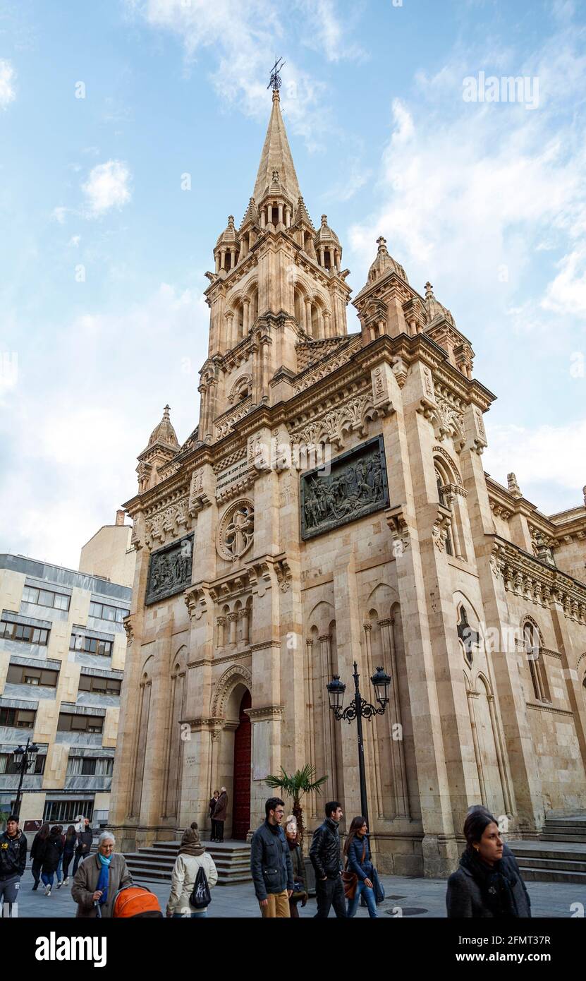 Salamanca, Spagna - 21 marzo 2016: Chiesa di San Giovanni di Sahagun via bull Salamanca Spagna Foto Stock