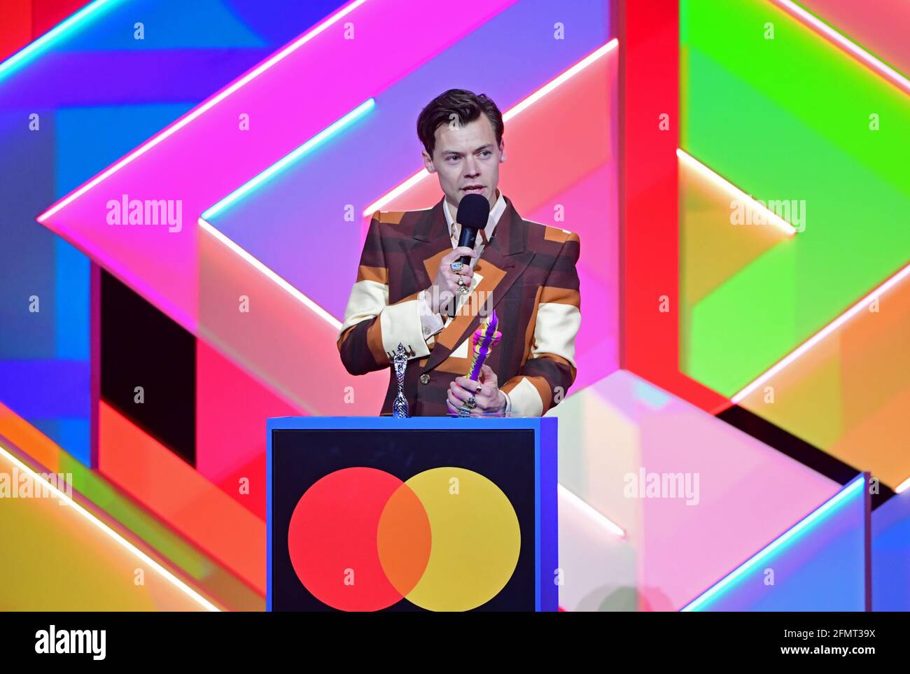 Harry Styles accetta il premio per British Single durante i Brit Awards 2021 all'O2 Arena di Londra. Data immagine: Martedì 11 maggio 2021. Foto Stock