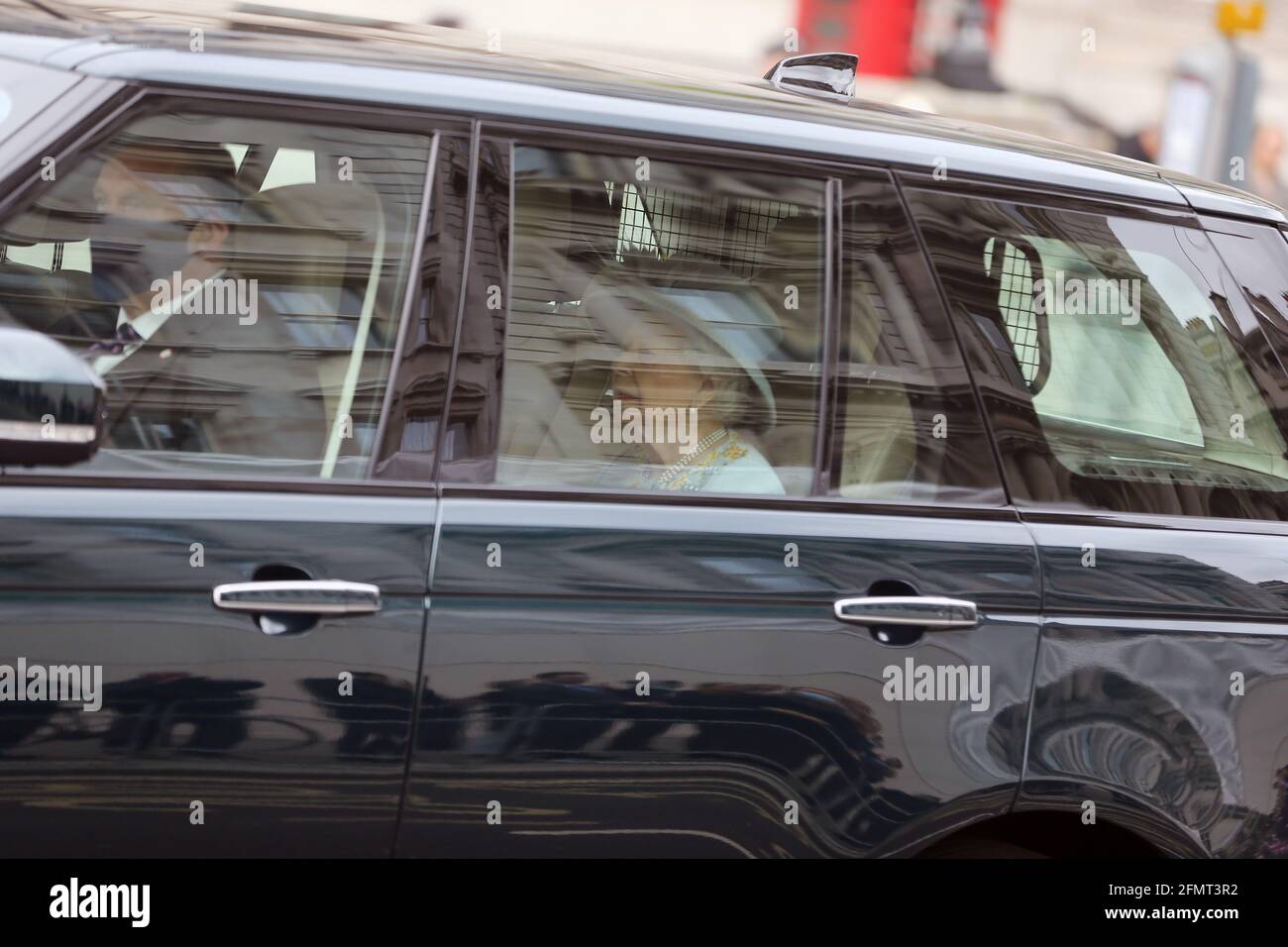 Londra, Inghilterra, Regno Unito. 11 Maggio 2021. La regina Elisabetta II è vista sulla sua strada per le Camere del Parlamento per l'apertura di Stato del Parlamento britannico. La regina che ha perso il marito il Principe Phillip lo scorso mese, ha viaggiato sul sedile posteriore di una Range Rover da sola. Credit: Tayfun Salci/ZUMA Wire/Alamy Live News Foto Stock