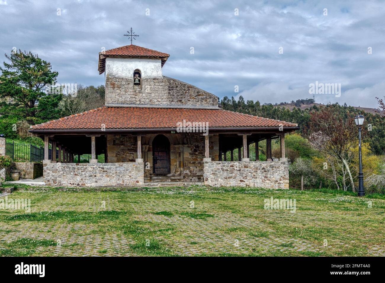 Bakio, Spagna - 08 aprile 2018: eremo di San Pelayo (San Pelaio baseliza) a Baquio (Vizcaya, Spagna) è un eremo romanico situato in t Foto Stock