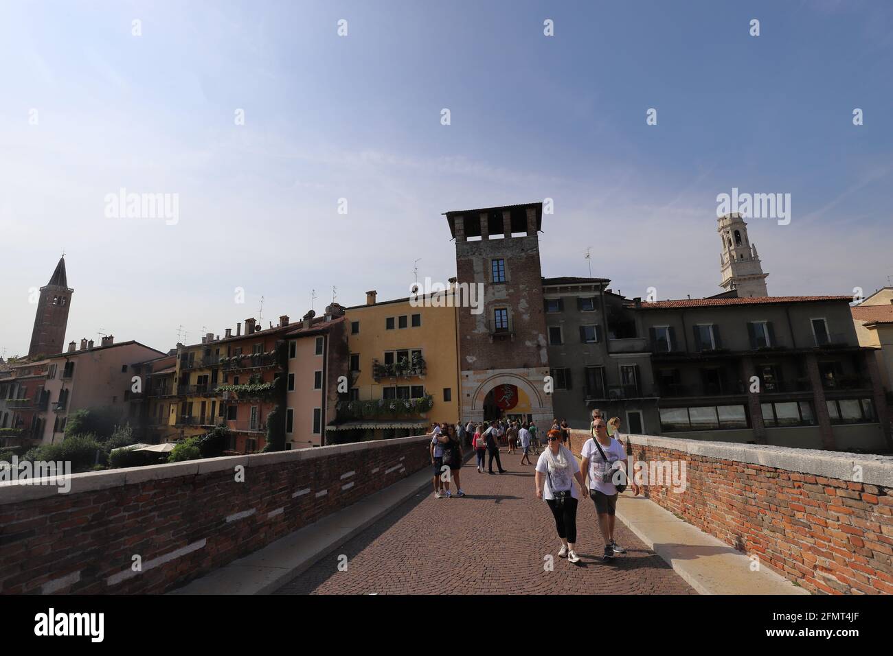 ITALIA, VENETO, VERONA - 15 SETTEMBRE 2019: Vista dal ponte di Ponte Pietro al centro storico di Verona Foto Stock