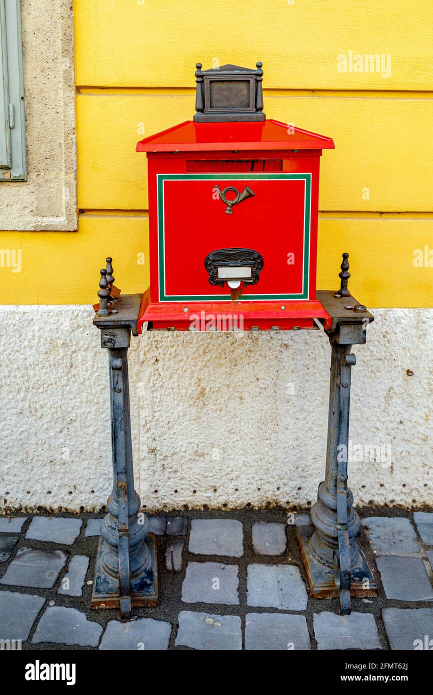 Mail box rosso. Budapest, Ungheria. Red letterbox in Budapest. Foto Stock
