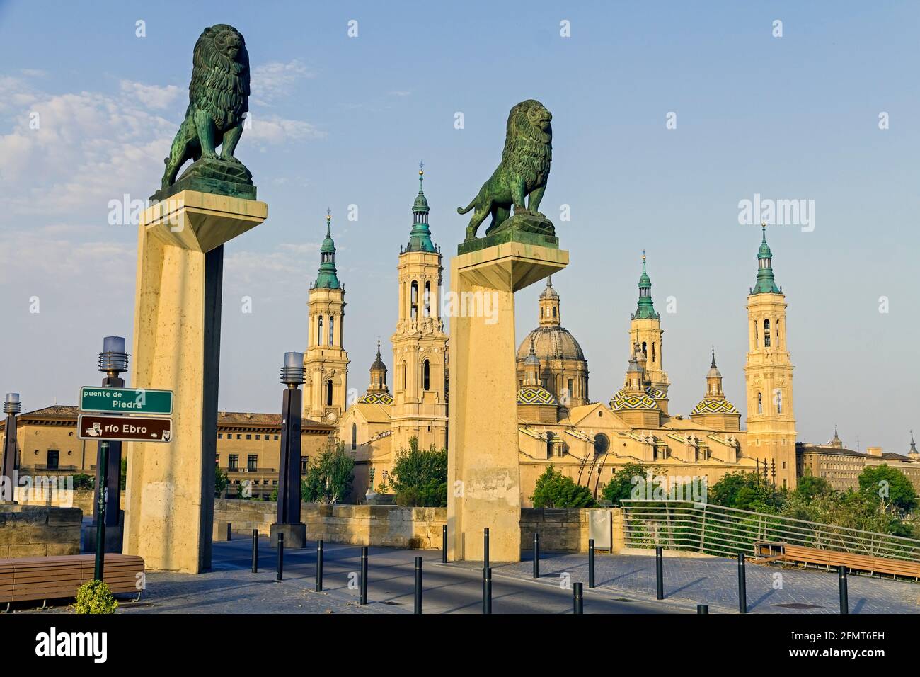 Vista della Basilica Cattedrale della Madonna del Pilastro, Catedral Basilica de Nuestra Señora del Pilar, Zaragoza Spagna Foto Stock