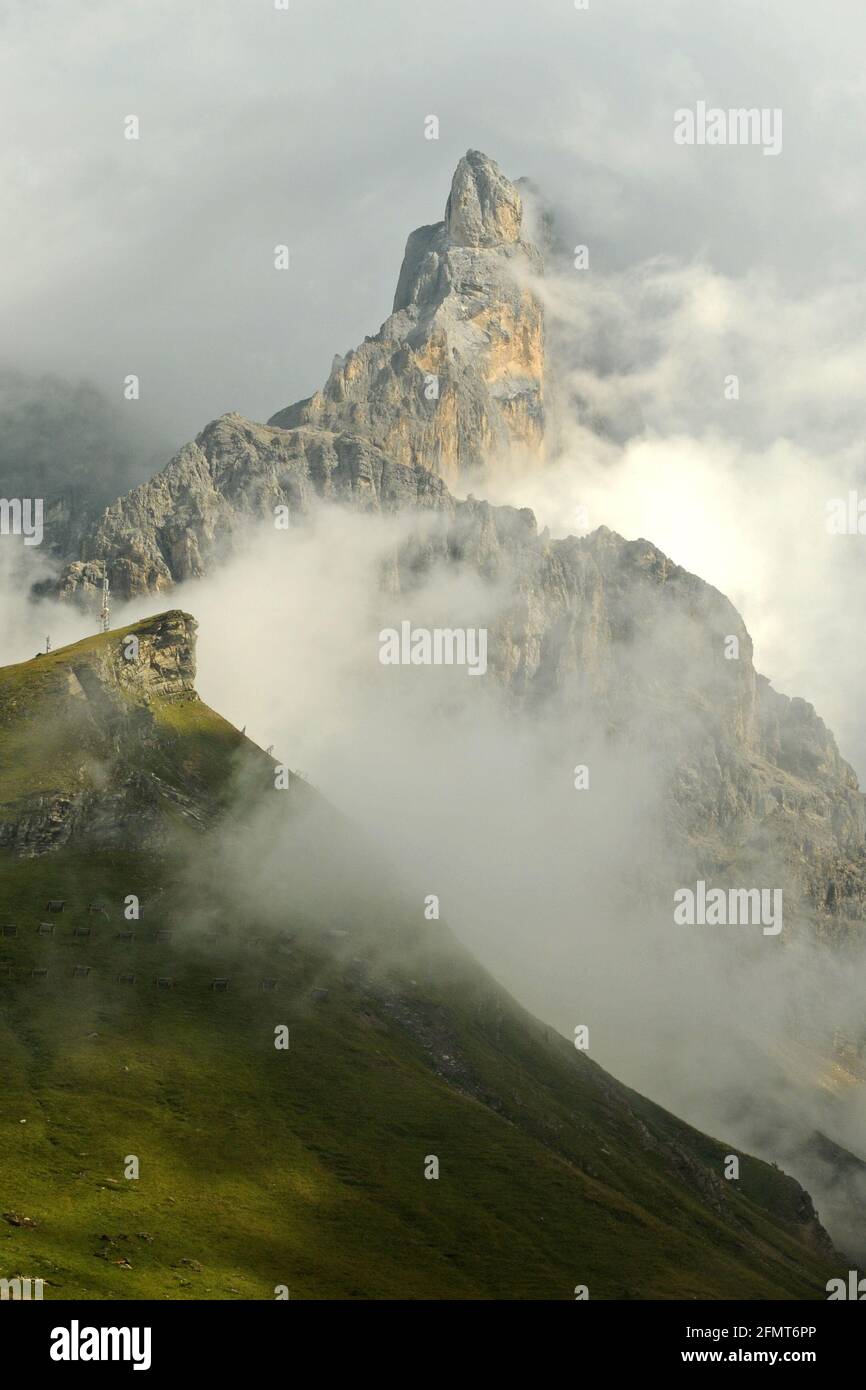 Nuvole a Cimon della pala, Dolomiti Foto Stock