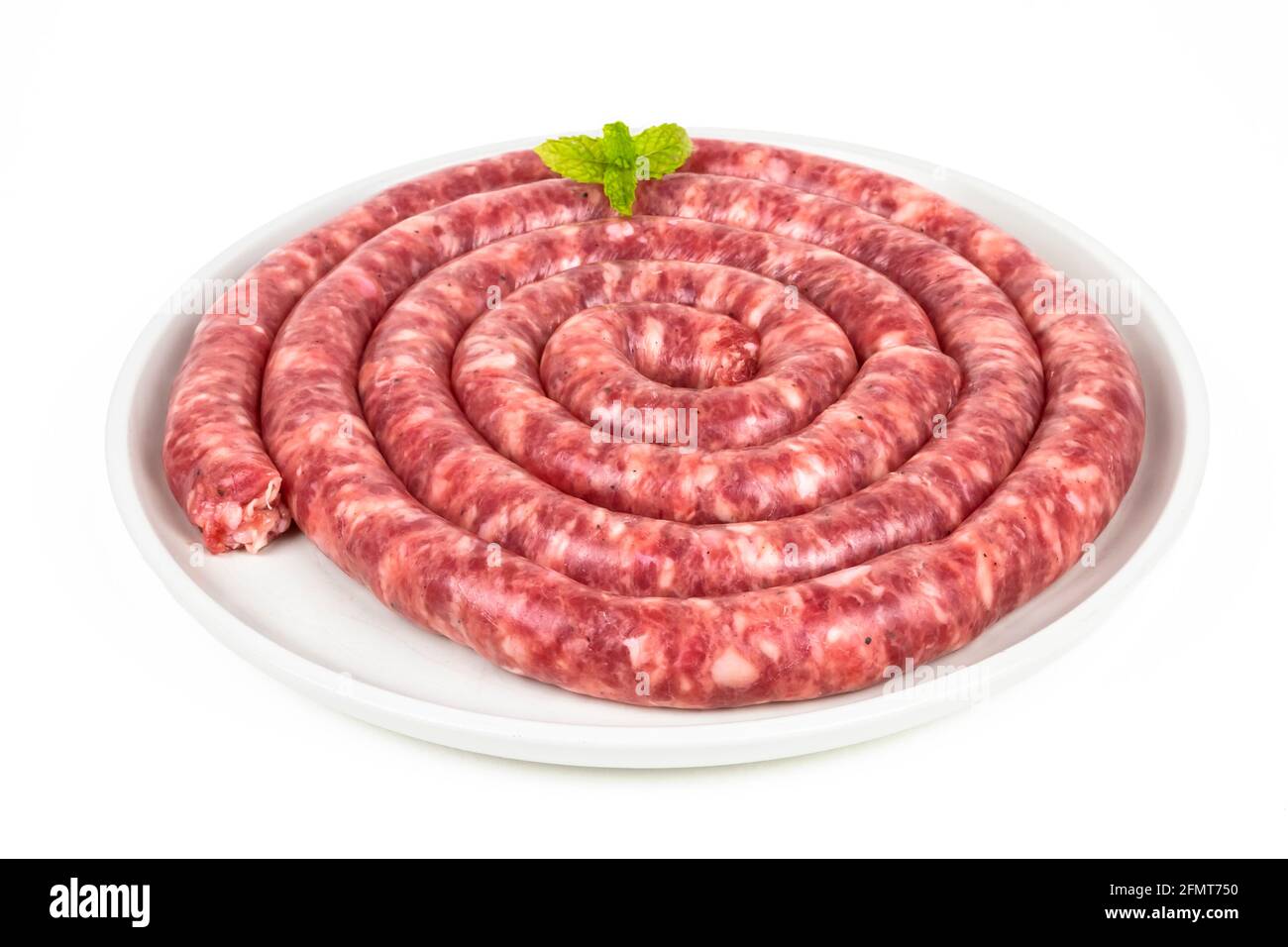 lunga salsiccia longaniza di fueti, salame spagnolo, isolato su uno sfondo bianco Foto Stock