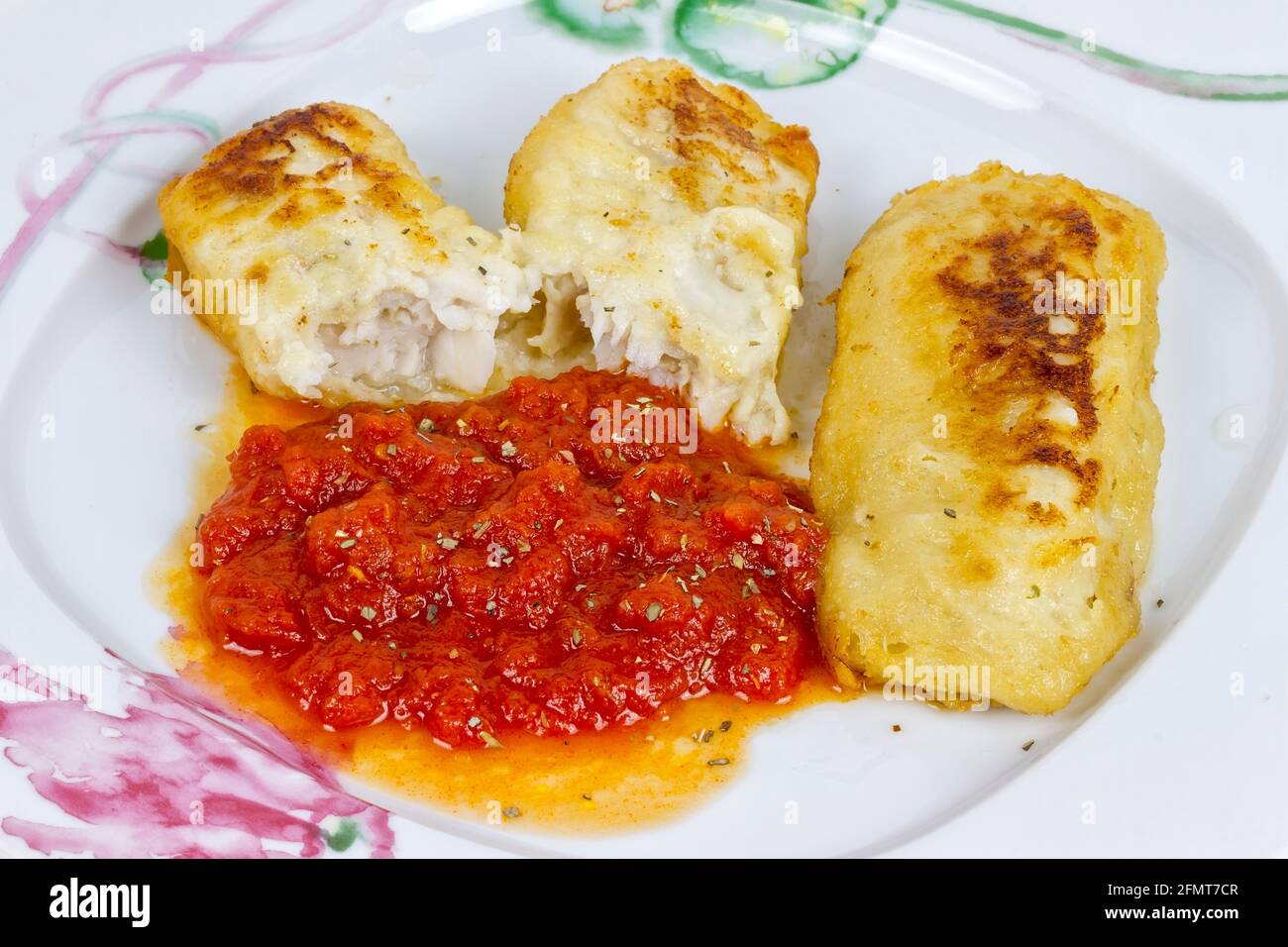 filetto di nasello con salsa di pomodoro fresco, appena cotto Foto Stock