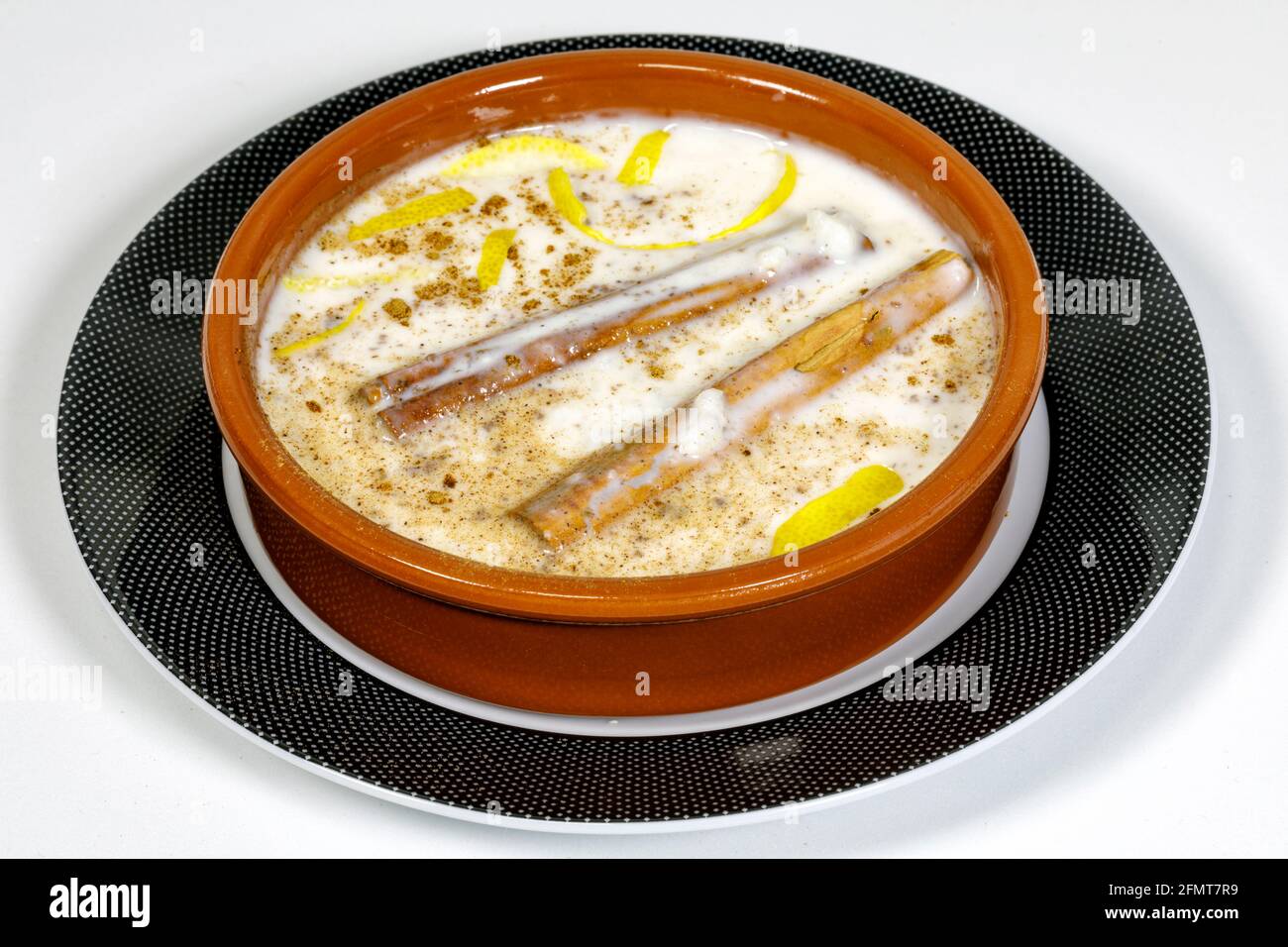 Piatto di budino di riso con cannella grattugiata, con graffi al limone Foto Stock
