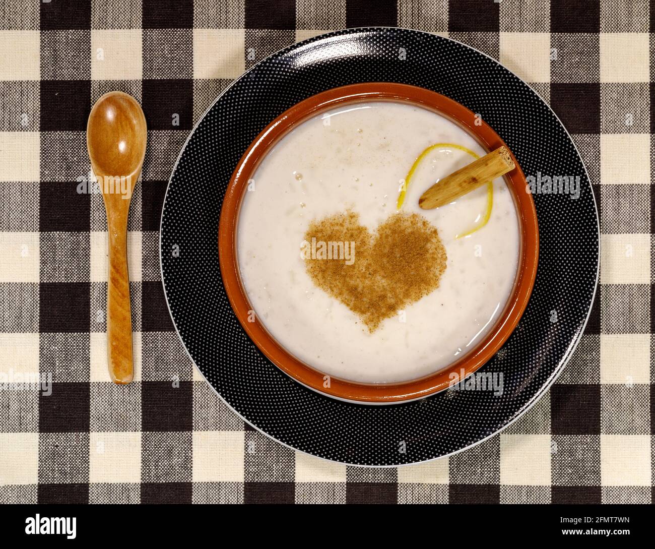 Piatto di budino di riso con cannella grattugiata, con cuore alla cannella Foto Stock