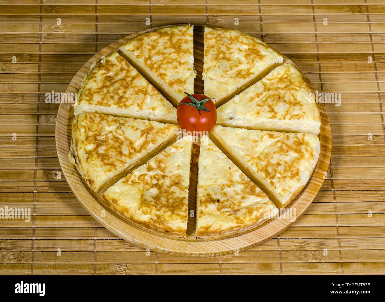 Un triangolo di frittata spagnola di patate su un piatto Foto Stock