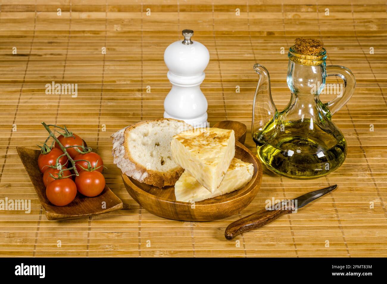 Spiedino di tortilla spagnolo presentato nella razione tipica della Spagna, con sale puro dell'olio d'oliva e pane con pomodoro Foto Stock