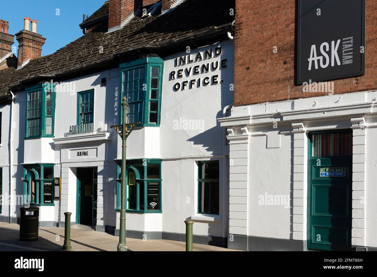 L'ex ufficio Inland Revenue sul Carfax, centro di Horsham, che è ora un ristorante italiano Ask, West Sussex, Regno Unito Foto Stock