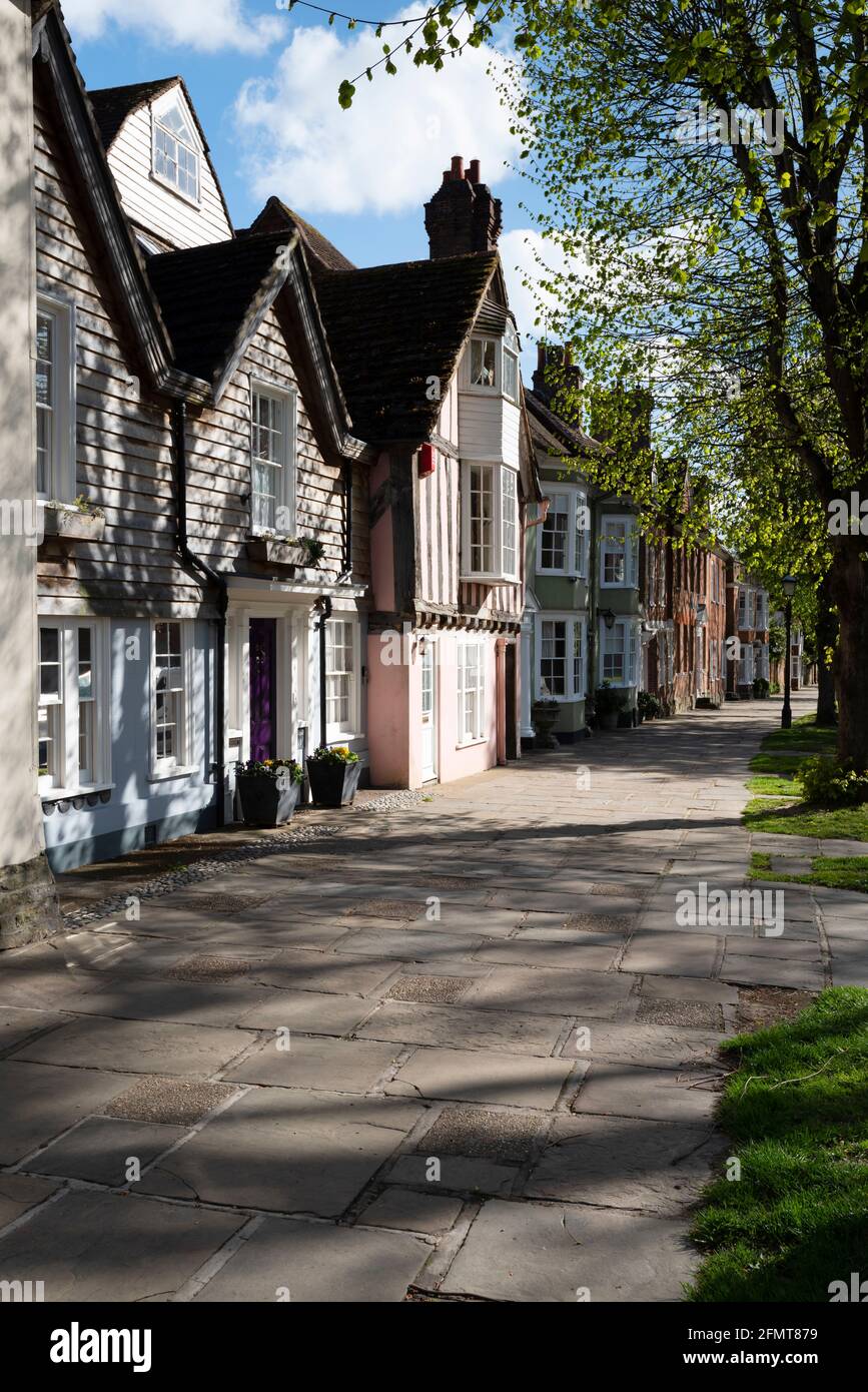 Edifici elencati sul Causeway nel centro di Horsham in un pomeriggio di primavera. West Sussex, Regno Unito Foto Stock