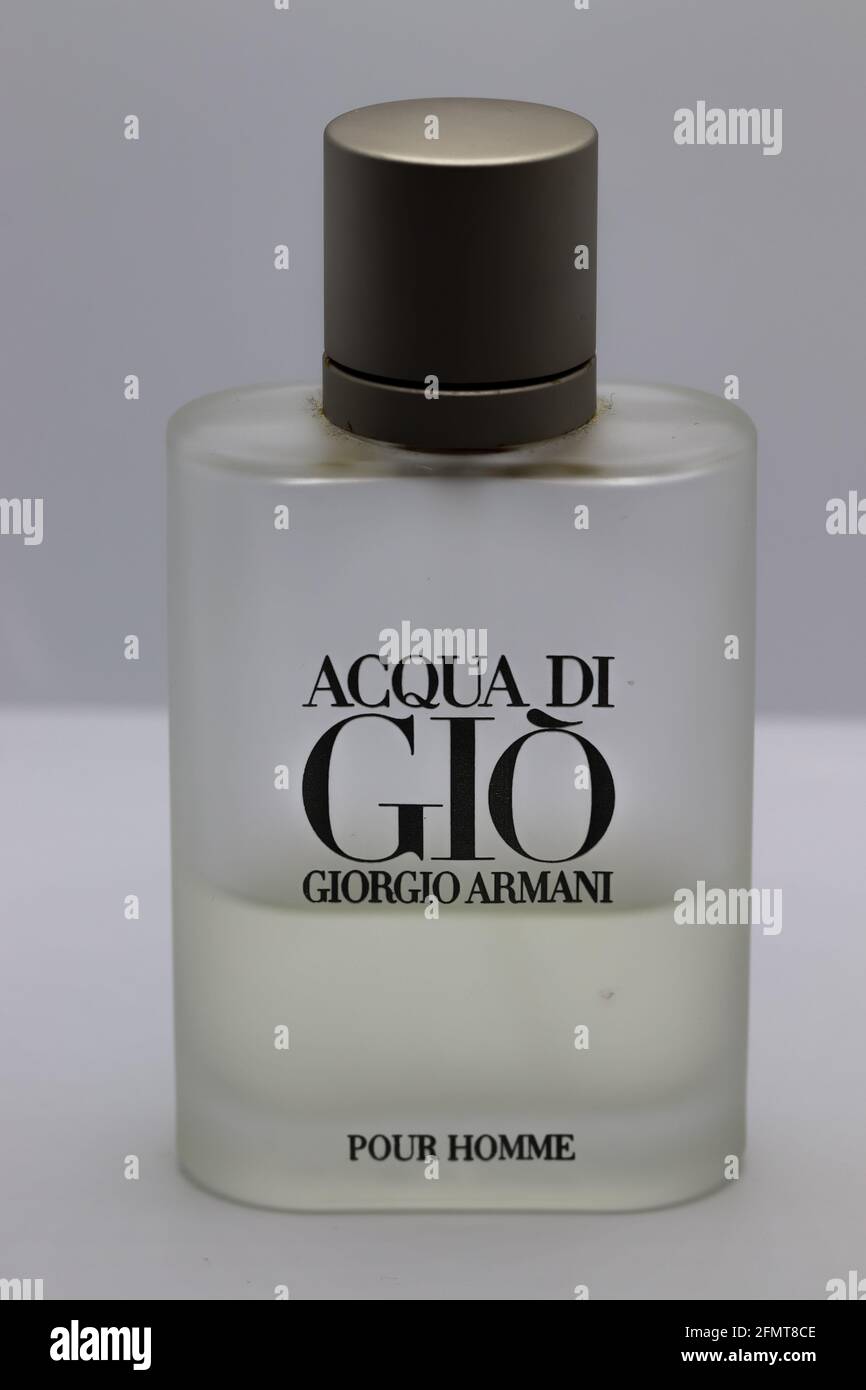CHESTER, REGNO UNITO - 1 MAGGIO 2021: Una bottiglia parzialmente riempita di acqua di Gio Men's eau de toilette di Girogio Armani. Foto Stock
