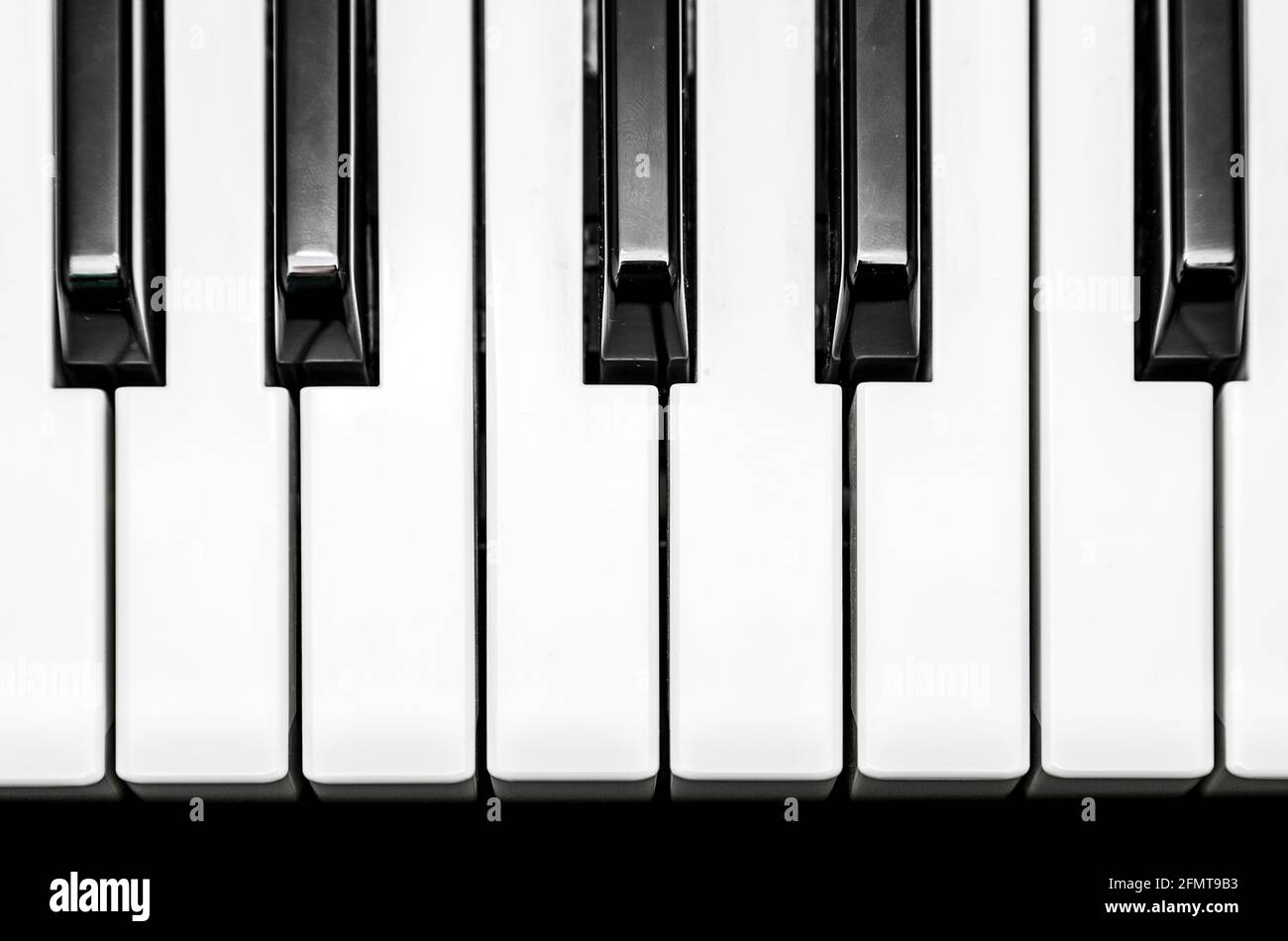 In bianco e nero i tasti sulla tastiera musicale Foto Stock