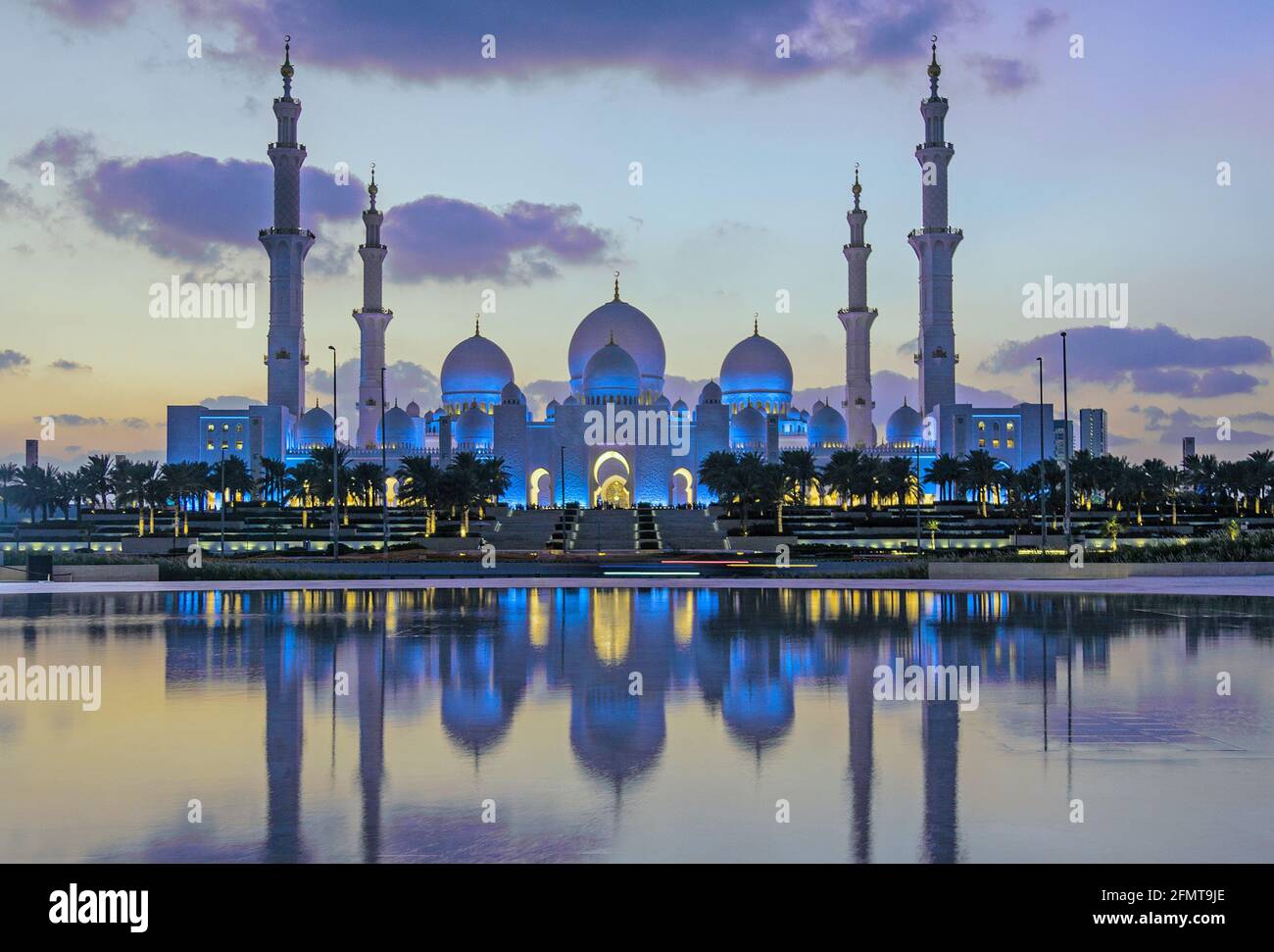 "Five a Day" è una selezione di 5 frutta fresca e sana, presentata in modo unico in 5 piatti di porcellana bianca a forma di cinque. Sfondo nero Foto Stock