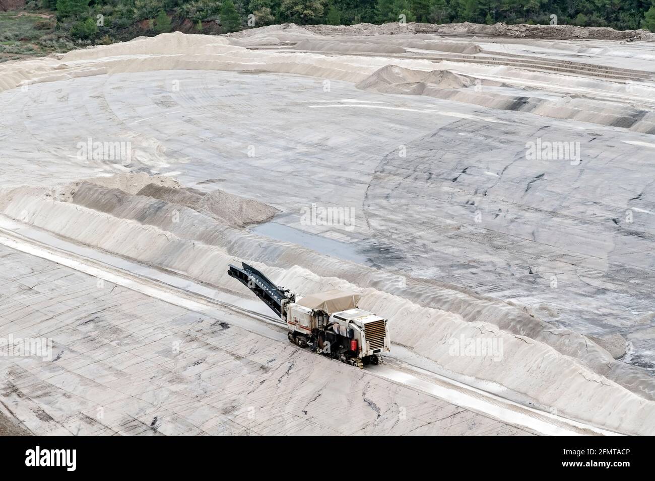 Pile di sale. Estrazione e trasporto di sale crudo. Cardona, Spagna Foto Stock