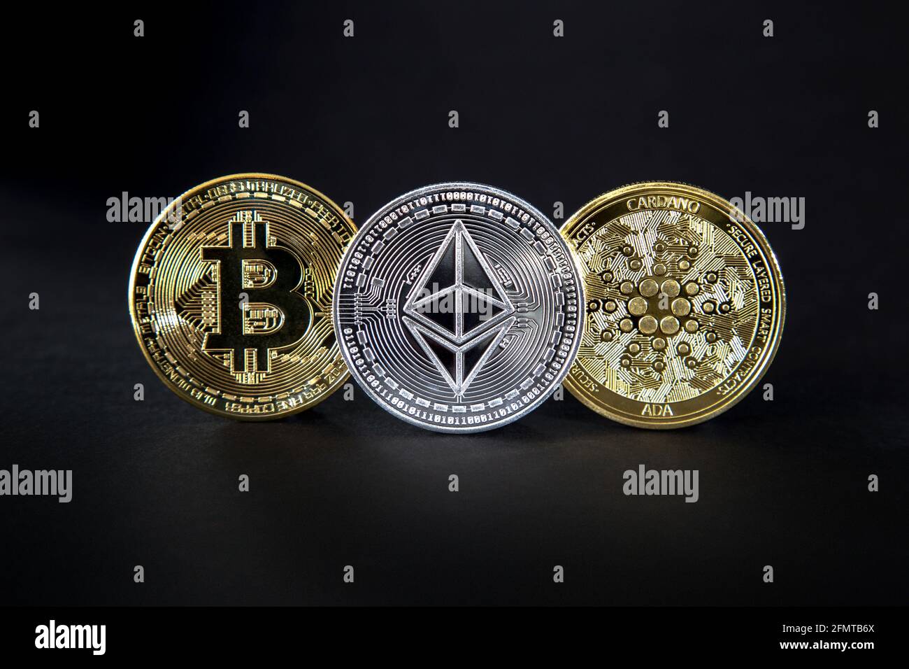 Cryptocurrency monete di bitcoin, etere (etereo) e gettone di cardano Foto Stock
