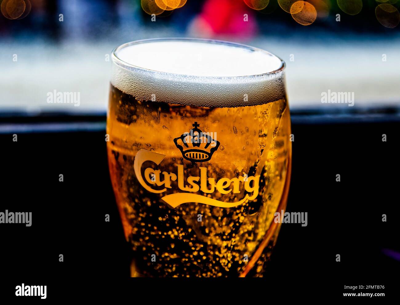 Pinta frizzante di Carlsberg Lager in un pub irlandese Foto Stock