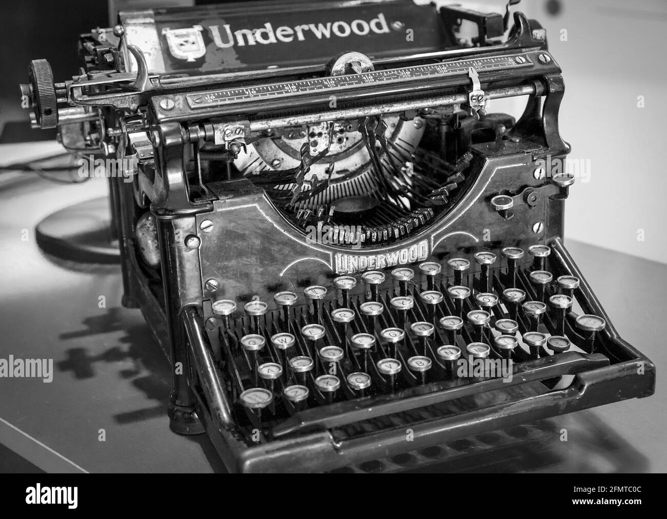 Manuale antico macchina da scrivere Underwood è stata molto indossata Foto Stock