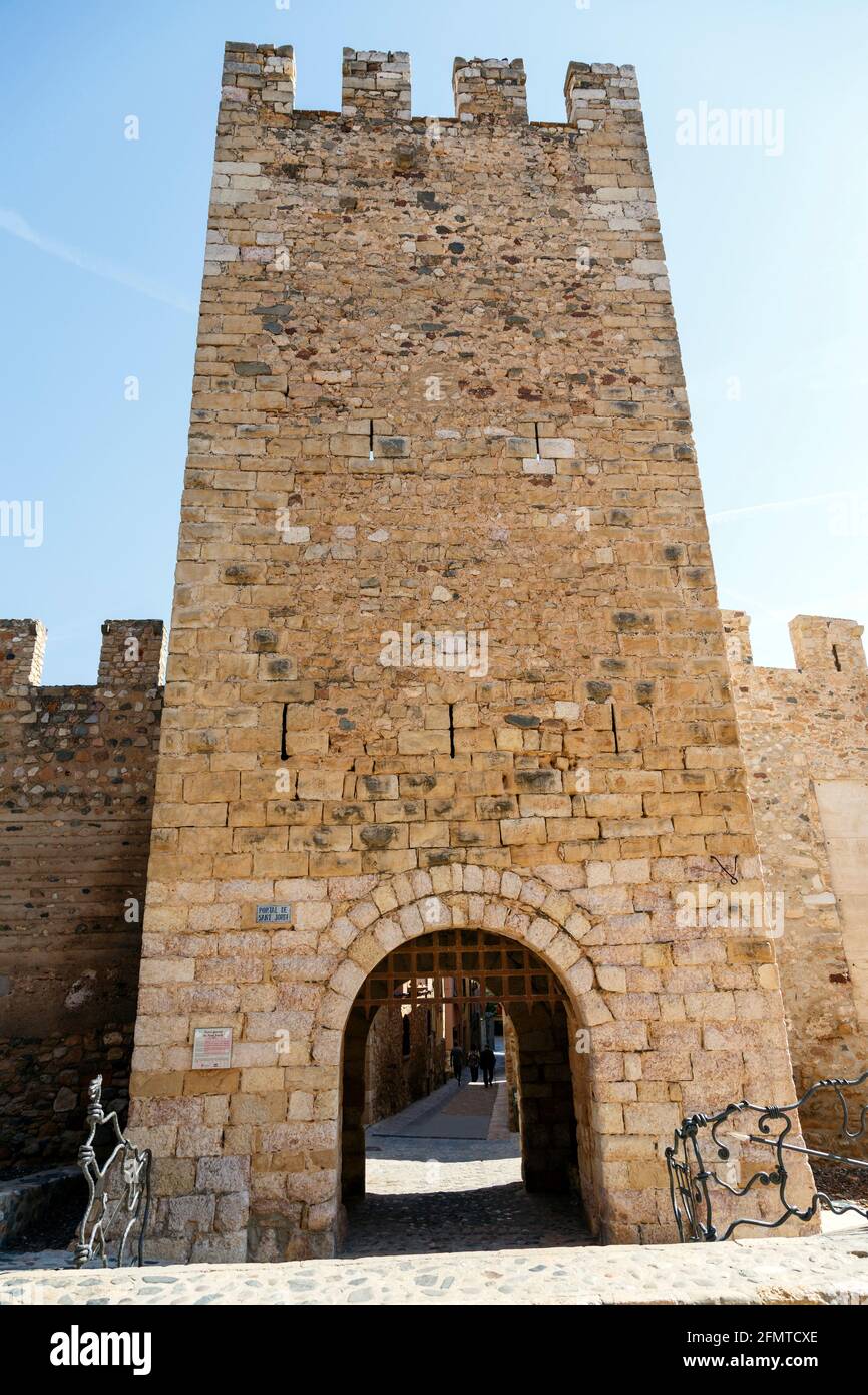 La famosa porta di Sant Jordi in mura della città fortificata di Montblanc, Catalogna. Spagna Foto Stock