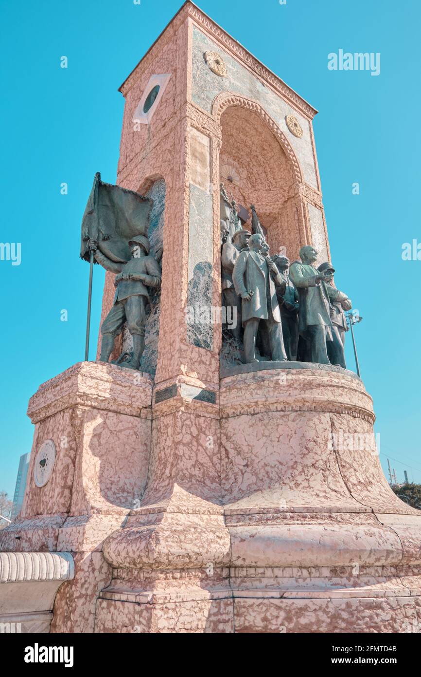 piazza ben nota durante la mattina con i dettagli della repubblica di taksim monumento (cumhuriyet ant) alla fine di via istiklal con turisti e sculture Foto Stock