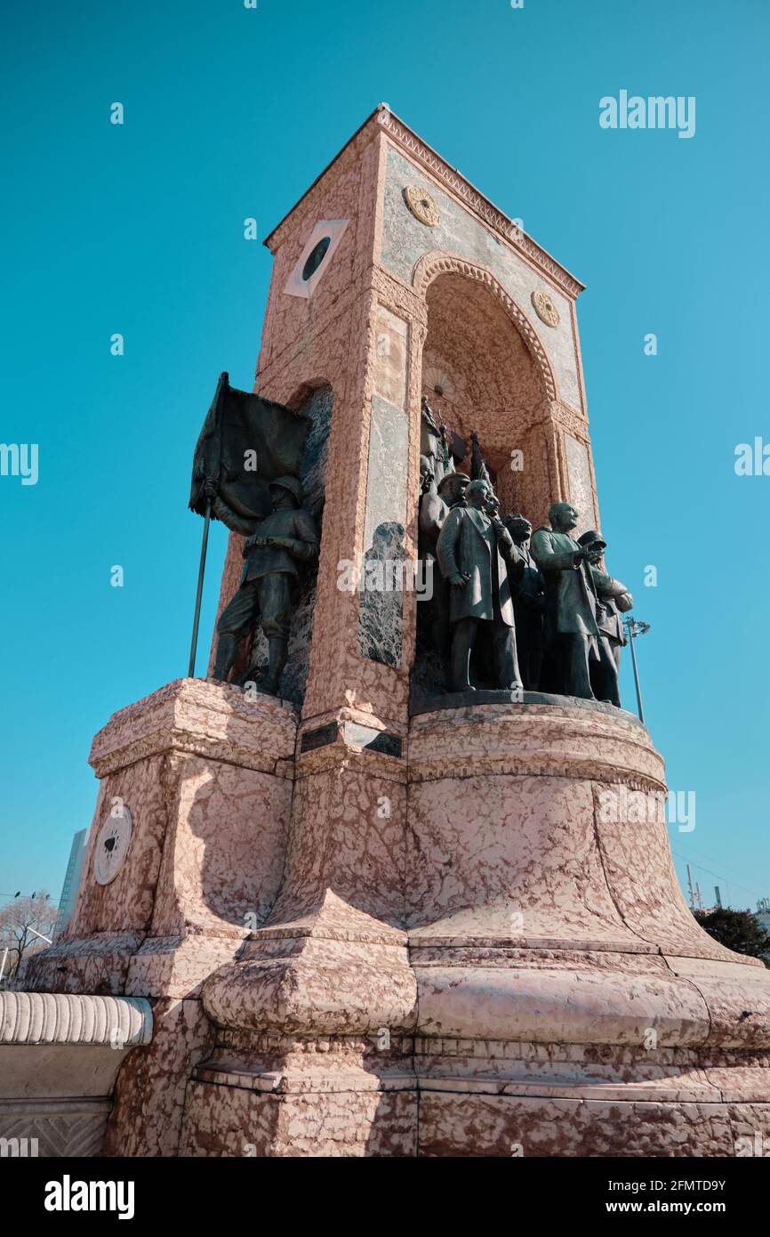 piazza ben nota durante la mattina con i dettagli della repubblica di taksim monumento (cumhuriyet ant) alla fine di via istiklal con turisti e sculture Foto Stock