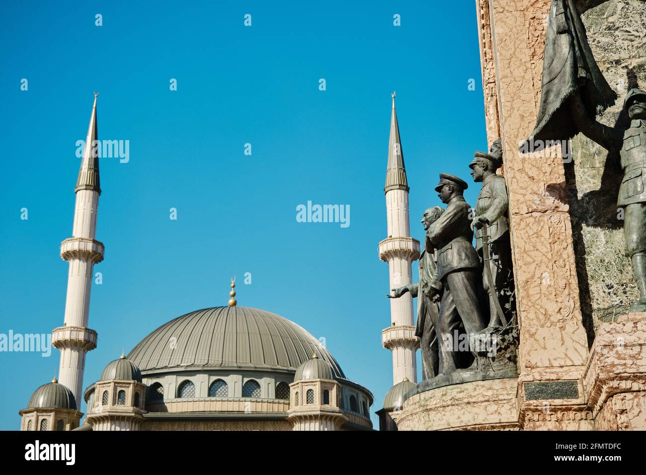piazza taksim durante la mattina con i dettagli di taksim, il monumento della repubblica (cumhuriyet ant) e recentemente costruito moschea taksim e molte bandiere turche. Foto Stock