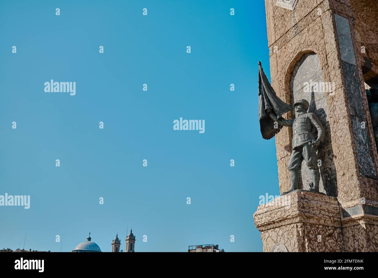 piazza ben nota durante la mattina con i dettagli della repubblica di taksim monumento (cumhuriyet ant) alla fine di via istiklal con turisti e sculture Foto Stock